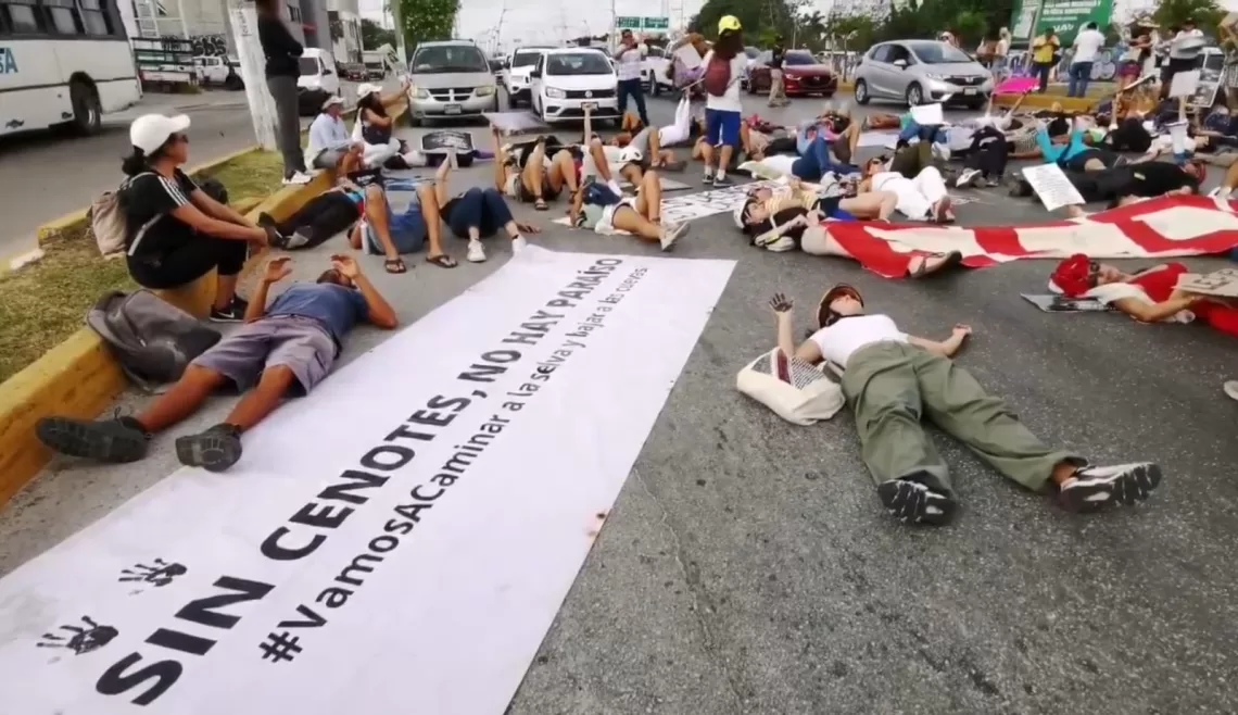 Opositores al Tren Maya bloquean carretera Cancún-Playa del Carmen