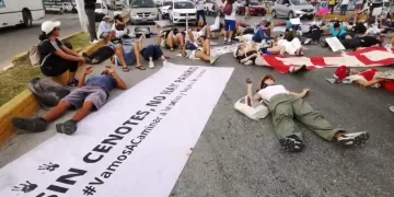 Opositores al Tren Maya bloquean carretera Cancún-Playa del Carmen