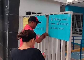 Docentes de la Normal inician paro de brazos caídos en su centro laboral de Felipe Carrillo