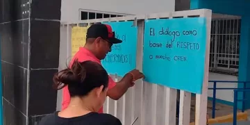 Docentes de la Normal inician paro de brazos caídos en su centro laboral de Felipe Carrillo