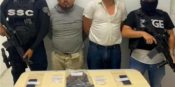 Interceptados par de narcomenudistas al intentar escapar de la policía