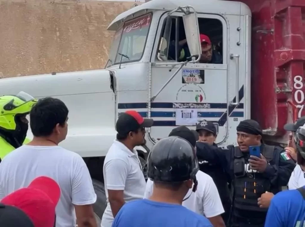 Muere operador de mototaxi tras ser arrollado por volquete del Tren Maya en Playa del Carmen