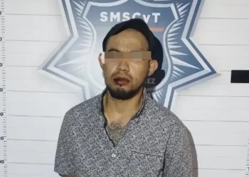 Vecinos someten a presunto ladrón, lo amarran y entregan a la policía de Cancún