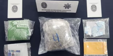 Interceptan en filtro policiaco carretero a sujetos con drogas