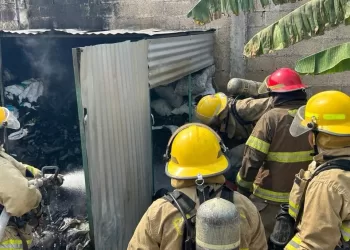 Bodega con carbón se incendia en colonia de Chetumal