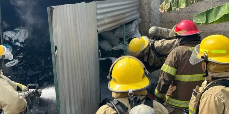 Bodega con carbón se incendia en colonia de Chetumal