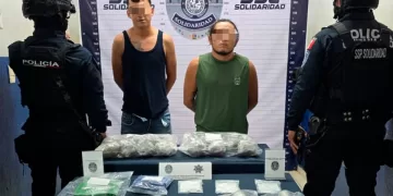 Sorprenden a dos motociclistas que intercambiaban droga