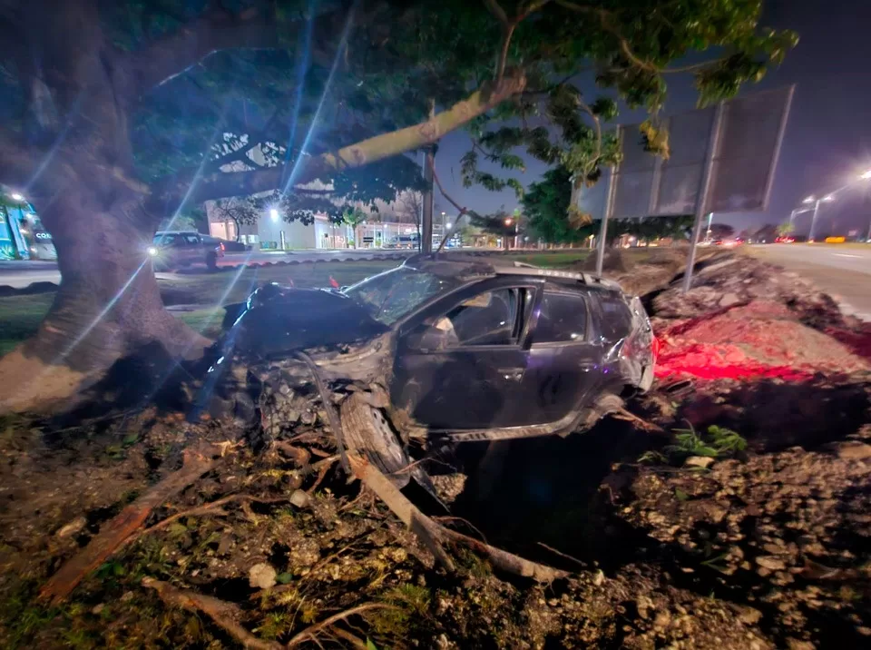 Destruye su automóvil, derriba dos postes y una palmera en la Colosio