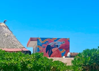 Hotel Río Lagartos presenta el primer mural de su programa "Río a Colores"