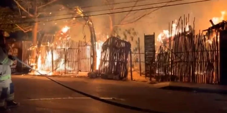 Sin reportes aún de causas de voraz incendio en la terraza Xaman-Ha Tulum