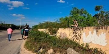 Tráiler derriba un poste y deja sin energía eléctrica a varias colonias de Tulum