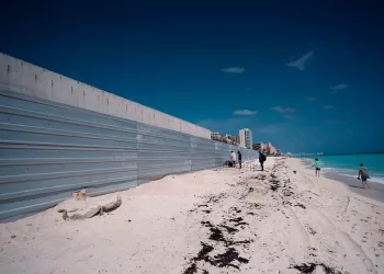 Ambientalistas dispuestos a demoler un muro en Playa Delfines, “El Mirador” de la zona hotelera
