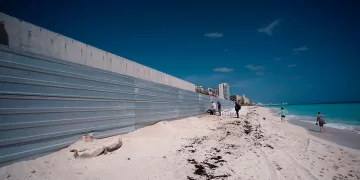 Ambientalistas dispuestos a demoler un muro en Playa Delfines, “El Mirador” de la zona hotelera