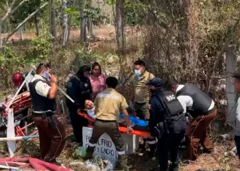 Camioneta de valores arrolla en carretera moto con una familia