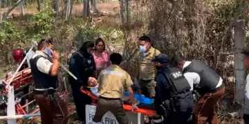 Camioneta de valores arrolla en carretera moto con una familia