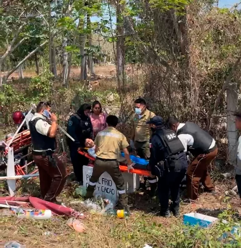 Camioneta de valores arrolla en carretera moto con una familia