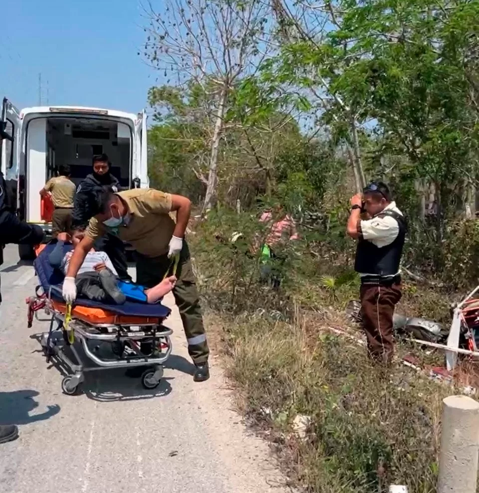 Camioneta de valores arrolla en carretera moto con una familia