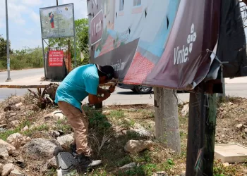 Continúa en Cancún el retiro de espectaculares