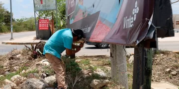 Continúa en Cancún el retiro de espectaculares