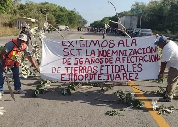 Ejidatarios bloquean carretera federal Chetumal-Mérida