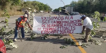 Ejidatarios bloquean carretera federal Chetumal-Mérida