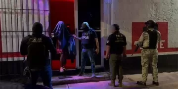 Rescatan en Playa del Carmen a 25 mujeres y detienen a líder de banda tratante de personas
