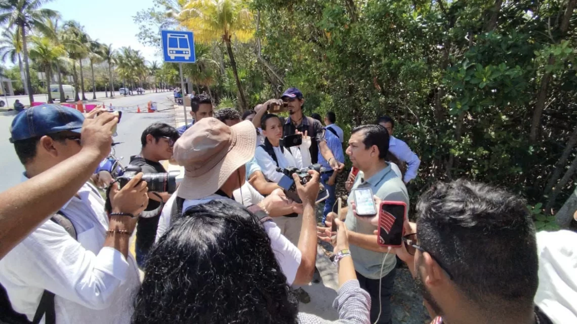 Mantienen autoridades de Cancún diálogo con madres buscadores que bloquean la Kukulcán
