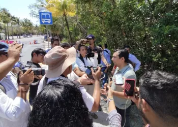 Mantienen autoridades de Cancún diálogo con madres buscadores que bloquean la Kukulcán