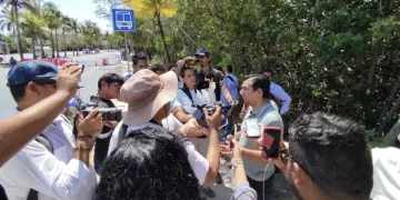 Mantienen autoridades de Cancún diálogo con madres buscadores que bloquean la Kukulcán