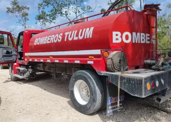Trabajan para controlar incendio en la colonia Marites, en Tulum