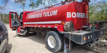 Trabajan para controlar incendio en la colonia Marites, en Tulum