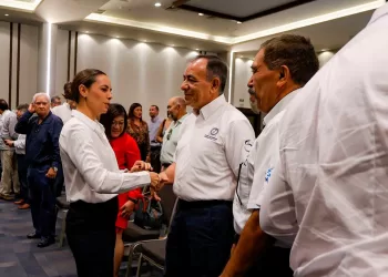 Paty Peralta expone sus propuestas a colegios de profesionales