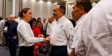 Paty Peralta expone sus propuestas a colegios de profesionales