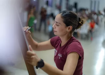 Firma Ana Paty Peralta acuerdo por la justicia social de colonias no municipalizadas