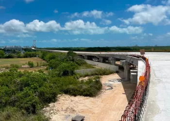 Derraman concreto en la Laguna Nichupté