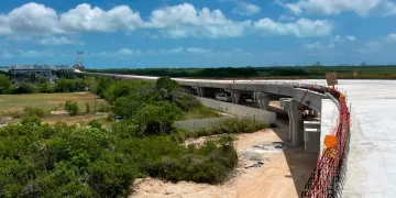 Derraman concreto en la Laguna Nichupté