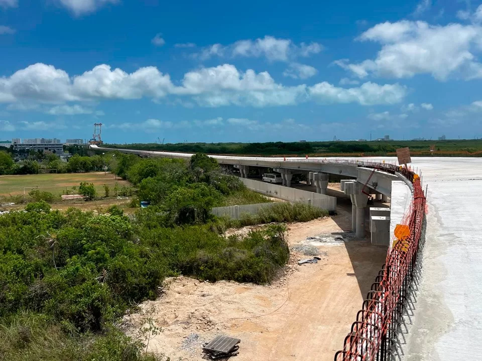 Derraman concreto en la Laguna Nichupté