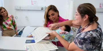 Madres reciben actas de nacimiento en celebración del Día de las Madres en Hospital General de Cancún