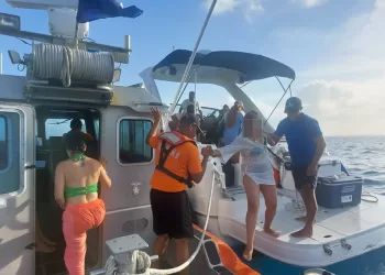 Rescata la Semar rescata a 9 mujeres de una nave a la deriva