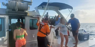 Rescata la Semar rescata a 9 mujeres de una nave a la deriva