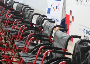 Rally Maya entrega primeras sillas de ruedas y bicicletas