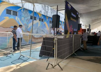 Protegido por escoltas, Maynez se niega a hablar del desplome de templete