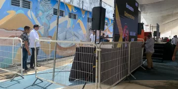 Protegido por escoltas, Maynez se niega a hablar del desplome de templete