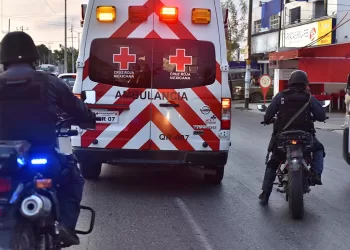 Motociclista muere luego de que chocó  contra poste por un auto que lo golpeó
