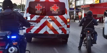 Motociclista muere luego de que chocó  contra poste por un auto que lo golpeó