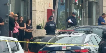 Asesinan a un hombre en plaza comercial de Cancún