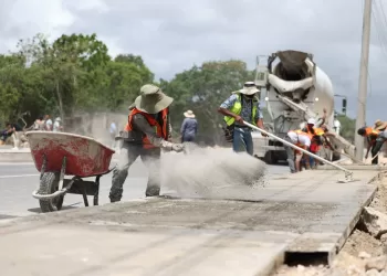 Supervisan avances de la pavimentación en Rancho Viejo de Isla Mujeres