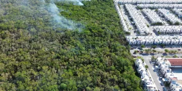 Humo de incendio forestal afecta a vecinos de fraccionamiento en Playa del Carmen
