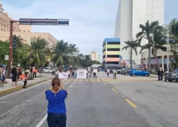 Madres buscadoras de Quintana Roo marchan por la Zona Hotelera de Cancún