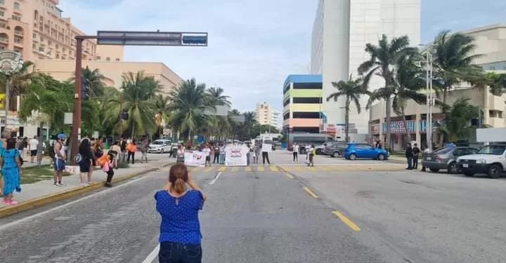 Madres buscadoras de Quintana Roo marchan por la Zona Hotelera de Cancún